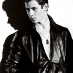 Nick Jonas a lo Elvis Presley para una revista  pop