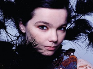 bjork Björk se recupera de su operación en las cuerdas vocales