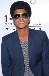 bruno-mars-debut-of-one-of-a-kind-tuesdays-02 Bruno Mars desvela nuevo tema. Escucha Young Girls