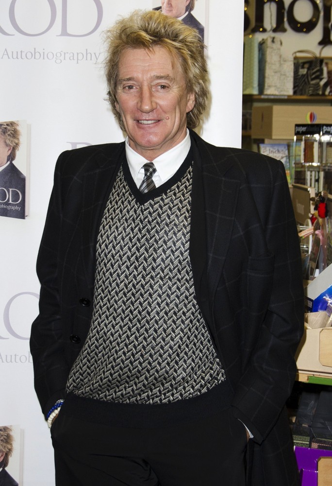 rod-stewart-signs-copies-book-rod-the-autobiography-01