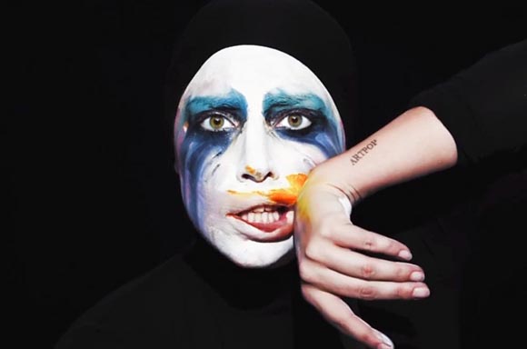 Foto de Lady Gaga lanzó el video de “Applause” 