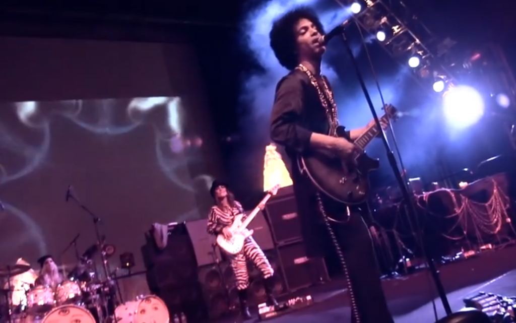 Let’s Go Crazy, lo nuevo de Prince tocando en pijama