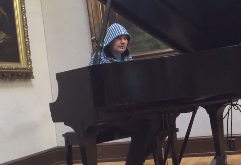 Mira a Billy Corgan realizando versión del "Something" de The Beatles 1