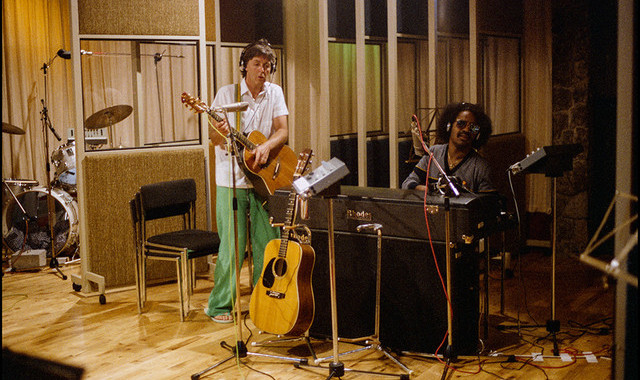Paul McCartney lanza una versión inédita de "'Ebony & Ivory" 1