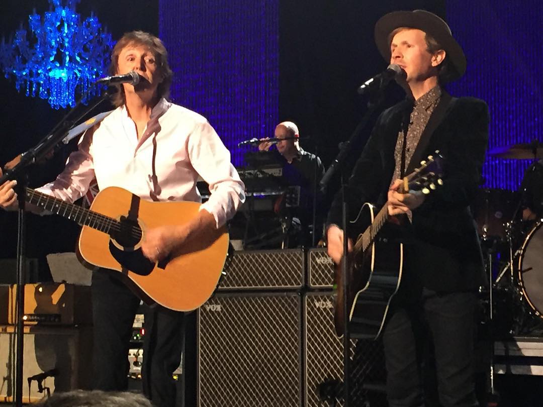 Escucha a Paul McCartney y Beck tocando juntos en un concierto 1